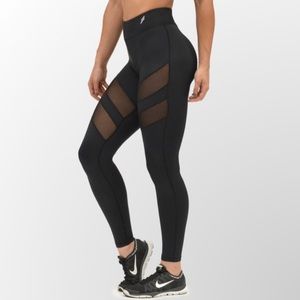 Doyoueven Mesh Panel Leggings